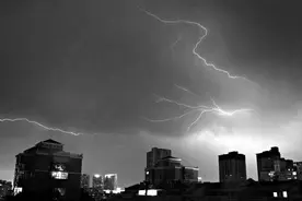 冰雹突袭北京，砸蒙路人！专家：9月下冰雹是正常现象图片