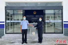 云南德宏：警民携手救助受伤猴面鹰图片