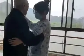 00后女护工陪八旬老人跳舞火了，回应：曾遭质疑，放弃家中生意执意回到养老院图片