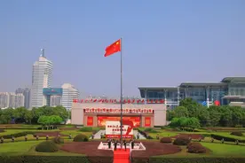 一道亮丽风景线，请看升国旗仪式上的女兵风采图片