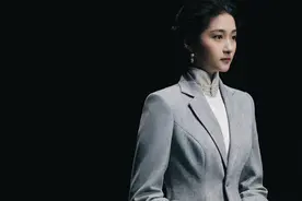 首次参演话剧《抗战中的文艺》关晓彤：学习秦怡热爱艺术的品质图片