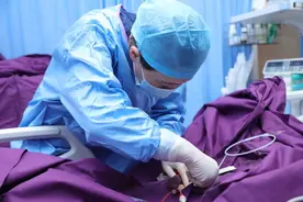 露营被蛇咬，男子整只手肿胀淤青；有人露营回来皮肤出现红斑，医生取出很多蛆虫…图片