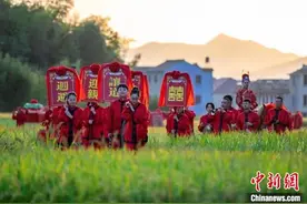 浙江宁海：“十里红妆”嫁女 再现婚俗盛景图片