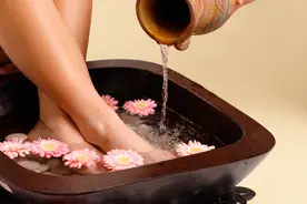 天凉泡脚记住这几点 糖尿病患者出现足部破溃应及时就医图片