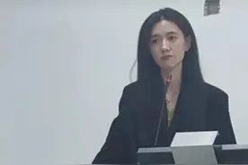 高校毛概女老师被赞“神仙颜值”，校方：她今年才毕业刚入职，个子高很好看，教学能力也出众图片