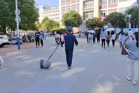 大学保安用绳子轻松“遛”石墩，校方：是短距离运输图片