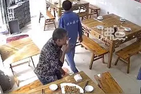 仨男子餐馆吃饭没给钱就走了，3小时后回来补还图片