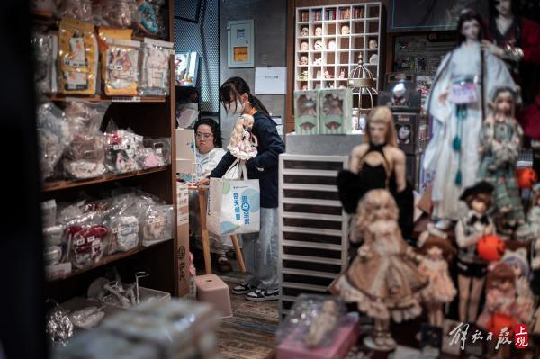 躲在洛丽塔裙下的“三坑少女”，却是“破产一条街”上打不倒的小强