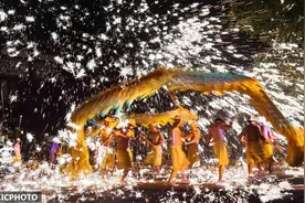 四川成都：火龙飞舞 流光溢彩图片