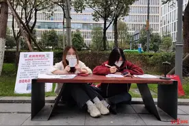 成都00后姐妹直播卖画为母治病，众网友暖心支持：坚持下去就是胜利图片