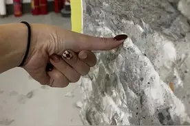 南宁一小区车位不够宽，开发商削柱子来补？回应来了图片