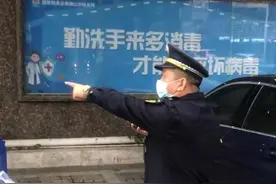 网传男子穿“城管”制服酒后粗暴执法，知情人：系街道外聘劝导员，已辞退图片