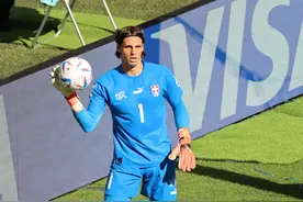 屡献神扑！瑞士队门将索默为啥强，与他训练时戴的眼镜有关图片