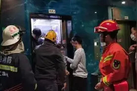 暖心！惊险瞬间，丈夫第一时间护住妻子图片