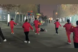 果然视频｜泰安一大叔领舞十多位阿姨，网友：老年梦幻“夜生活”图片