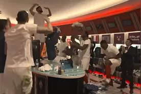 马克龙到更衣室祝贺，法国球员仍在忘情高歌，这旋律洗脑的歌曲是什么？图片