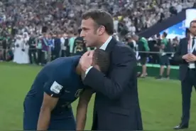 姆巴佩难掩失落，赛后法国总统马克龙过来安慰他图片