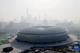 北京首座国际标准专业足球场“新工体”落成图片