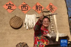 【中央媒体看甘肃】小乡村也有大舞台！返乡大学生卖山货助农图片