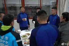 重庆山火志愿骑手与消防员们一起吃团年饭图片