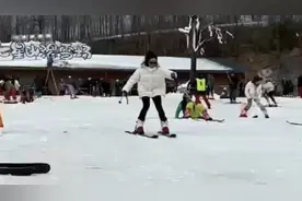 女子滑雪失控与男子撞满怀，网友：原来滑雪也能遇到“真爱”图片