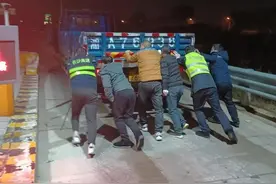 春运遇上车辆“罢工”  湖南高速黄金园收费站收费员合力相助图片