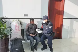 男子因工作不顺春节迟未返乡，过度饮酒醉倒在火车站，潜江铁警助其返回图片