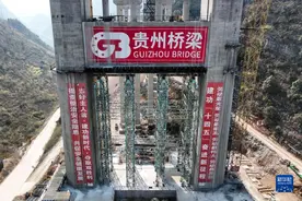 贵州：花江峡谷大桥施工忙图片