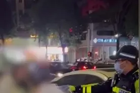 女生擅自骑警摩拍照还对交警撒娇，醒酒后已认错视频封面