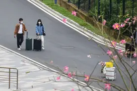广州一高校恢复正常开学并允许家长入校，此前曾宣布延迟两周返校图片