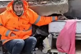 土耳其地震下一幕，父亲在废墟里牵着遇难女儿的手图片