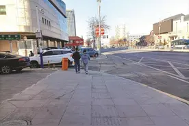 民意通·回音壁 | 人行道上的停车栏杆拆了图片