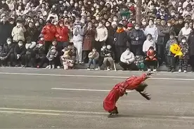 厉害！8岁女孩表演武术好惊艳图片