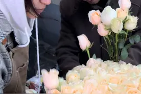 长沙花店老板眼中的有爱故事，八旬奶奶偷偷给老伴买花：我很爱你图片