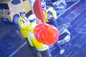 人行道上“转圈圈”，摩托车驾驶人自曝：“没有（喝）酒哦！”图片