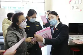 保姆殴打失智老人，只因“心情不好”……图片