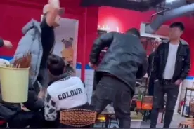 西安一串串店内4名男女用酒瓶互殴，警方：全刑拘图片