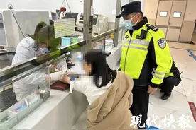 酒驾女戏精上身“花式吹气”，交警：你只有表情在用力图片