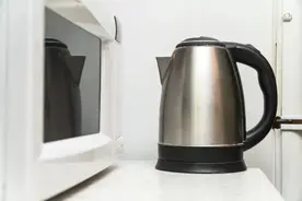 电热水壶烧的水，有害又致癌？内壁的水垢，喝了会长肾结石……都是真的吗？图片