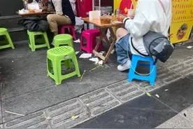 网红小吃街改造升级 却禁不住食客随处乱扔的垃圾图片