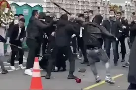 20多人大打出手！桃园一遗体告别仪式竟发生群殴，交通锥也被当武器图片