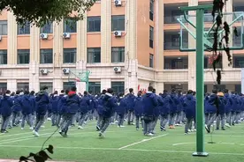 “后排男孩”火了！网友：这就是青春啊！图片