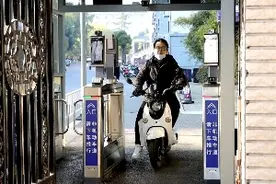 武汉大学凌波门今日重新开放，学生教职工可出入图片