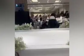 弟弟惹怒姐姐遭“无情巴掌”，妈妈：亲姐的血脉压制图片