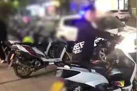 4名少年骑改装摩托轰油门，被抓后认错，承诺会恢复原样图片