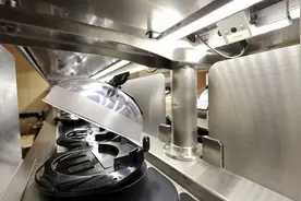 少年舔酱油瓶、喷酒精……日本回转寿司餐厅慌了：液晶屏选寿司，店员送上座位图片