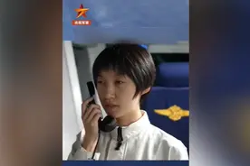 航母90后女少校回应英语喊话走红视频封面