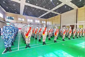 出发！武汉蔡甸百余名新兵奔赴军营图片
