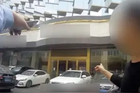 为拿回自己的玩具，6岁萌娃做了个大胆的决定……图片