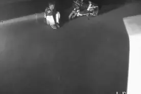 凌晨3点，少年坐在街头痛哭……图片